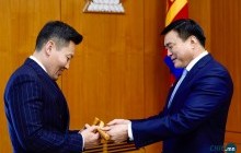 С.Амарсайхан шинээр томилогдсон Шадар сайд Х.Ганхуягт ажлаа хүлээлгэн өглөө