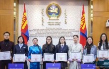 “Монгол Улсын Үндсэн хуулийн өдөр”-т зориулсан эсээ бичлэгийн уралдааны шилдгүүдэд шагнал гардуулав