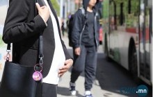 Жирэмсэн эмэгтэйчүүдэд зориулсан таних тэмдгийг түгээж эхэллээ