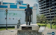 Д.Нацагдорж, Б.Явуухулан, С.Зоригийн хөшөөний дэргэд зөвшөөрөлгүй хүүхдийн баримал байршуулжээ 