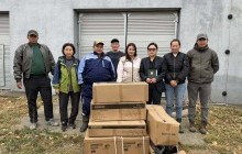  Намрын мод тарих ажилд зориулж нүх ухагч өгч байна  