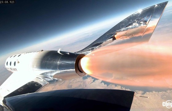 Сансрын аяллын Virgin Galactic компани анхны төлбөртэй зорчигчдоо нисгэлээ