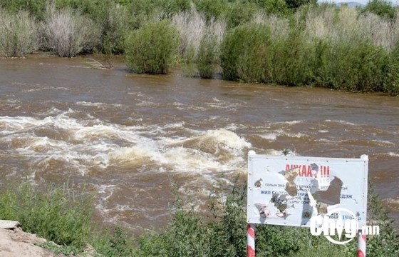 “Хараа голын гүүр нурж, ЗИЛ-131 маркийн машин унасан. Жолоочийг эрэн хайх ажиллагааг зохион байгуулж байна