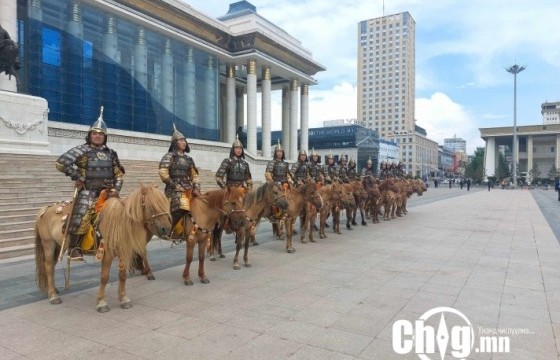 Морьт торгон цэргүүд шинэ загварын хувцастай наадамлана