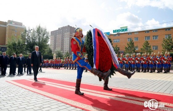 ОХУ-ын Холбооны Хурлын Төрийн Думын дарга В.В.Володин айлчлалын үеэрээ Г.К.Жуковын хөшөөнд хүндэтгэл үзүүлэв