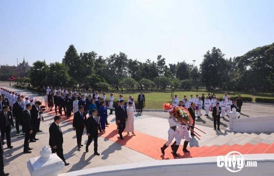 Ерөнхийлөгч У.Хүрэлсүх, гэргийн хамт Лаос улсын Нэр нь тодроогүй дайчдын хөшөөнд цэцэг өргөв