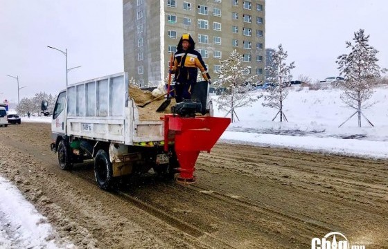 Цас цэвэрлэж байсан тээврийн хэрэгсэийн хөдөлгөөнд саад учруулсан жолоочид торгох шийтгэл оногдуулжээ