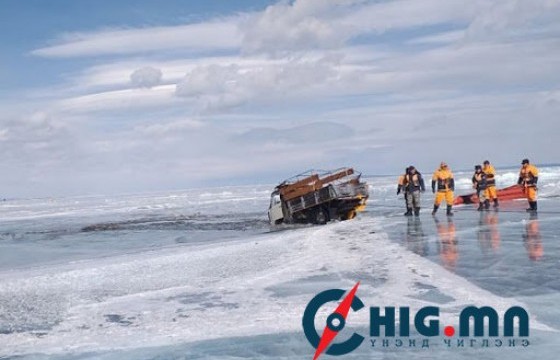 Сэрэмжлүүлэг: Голын мөсөн дээр явган зорчих үед мөс цөмөрчээ