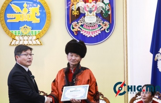 Дахин төлөвлөлтийн улмаас хохирсон иргэдэд орон сууцны батламж гардууллаа