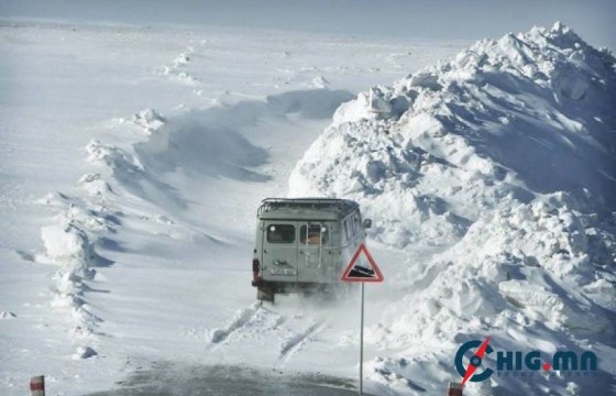 Цасанд суусан зургаан автомашиныг татан гаргаж 20 гаруй иргэний аюулгүй байдлыг хангажээ
