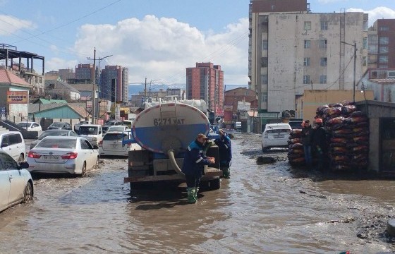 Дарь-Эх, “Акума” төв зэрэг байршлуудад тогтсон усыг соруулж, шороо асгажээ