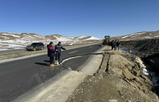 ЗТХЯ: Дархан чиглэлийн Хар модот давааны араас Урьхан хүртэл замын 80-81 километрт цөмөрсөн тул болгоомжтой зорчино уу