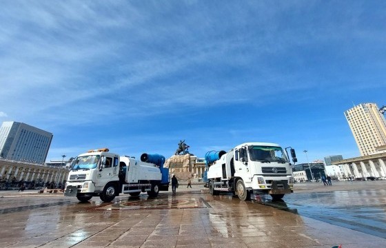 Сүхбаатарын талбайг тусгай зориулалтын машинаар цэвэрлэж, хөшөө дурсгалыг угаажээ