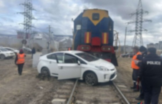 Төмөр замын гармын гэрлэн дохиог зөрчиж, галт тэрэгтэй мөргөлдсөн байдал тогтоогджээ