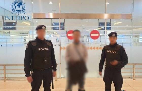 Мансууруулах ургамал түүж бэлтгэсэн, хадгалсан гэх хэрэгт холбогдон шалгагдаж байхдаа гадаад руу оргосон хүнийг албадан авчирчээ