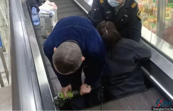 Шанхай хотод урсдаг шатанд хавчуулагдсан эмэгтэй хүнд бэртжээ