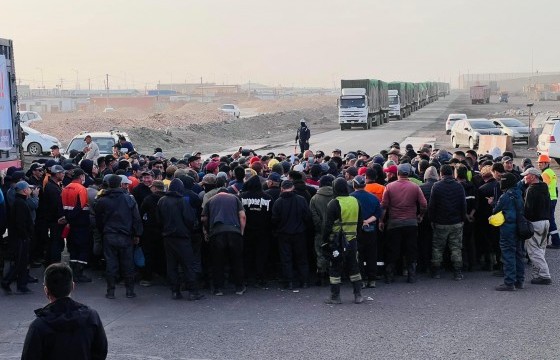“Гашуун сухайт” боомтын 500 орчим тээврийн жолооч зам хааж, тэг зогсолт хийн эсэргүүцлээ илэрхийлж эхэллээ