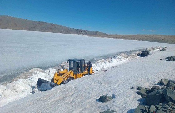 Баян-Өлгий аймагт их цасны улмаас хаагдсан зам давааг нээх ажиллагаа үргэлжилж байна
