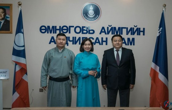 Сэтгүүлч Л.Мөнхбаясгалан Өмнөговь аймгийн АН-аас намын гишүүний үнэмлэхээ авлаа