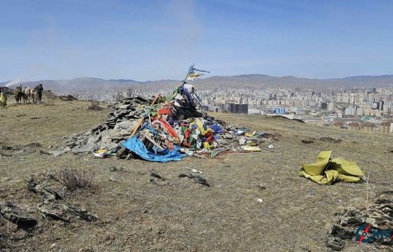 Богдхан уулын хийморийн овоонд цугларсан хадаг яндар, туг дарцгуудыг цэвэрлэж байна
