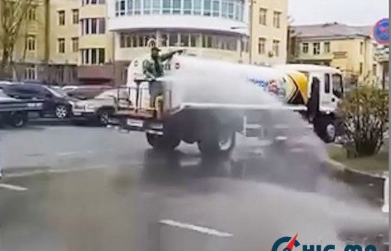 С.Эрдэнэсайхан: Бороотой байсан ч Сүхбаатар дүүргийн ногоон байгууламжуудад бордоотой усалгааг хийсэн