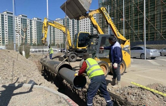 Төв цэнгэлдэх хүрээлэнг бүтэн тойрсон ус зайлуулах шугамтай болж байна