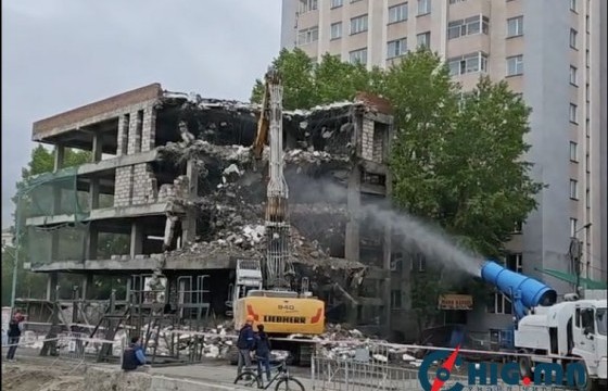  Эзэмшигчтэй нь тохиролцсоны дагуу Үндэсний шинэ номын сангийн хажуугийн каркасыг буулгаж эхлэв