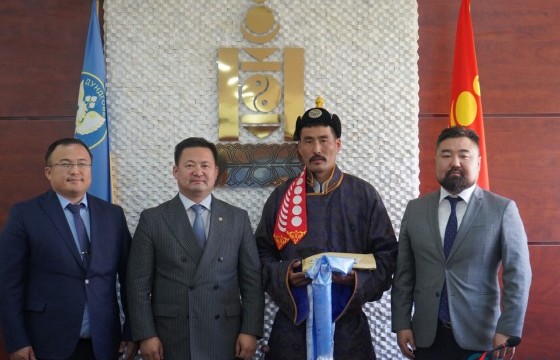 Уяач Э.Улаанхүүд Дундговь аймгийн ЗДТГ хүндэтгэл үзүүлж, 10 сая төгрөг гардуулжээ