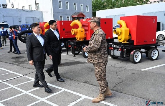 Төвийн дүүргүүдэд ус соруулах насос хүлээлгэж өглөө