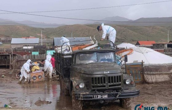 Завхан аймагт үерт автсан айл өрхийг цэргийнхэн нүүлгэн шилжүүлж байна