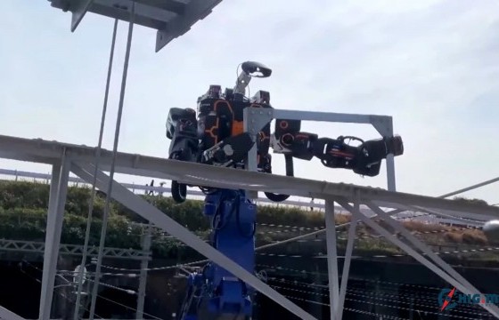 Япон улс төмөр замын засвар үйлчилгээнд хүн дүрстэй аварга том робот ашиглаж эхэлжээ