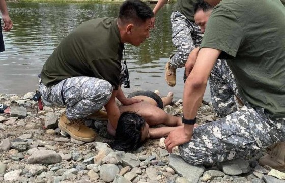 Голын усанд хөвж байсан согтуу иргэний амь насыг алба хаагчид аварчээ
