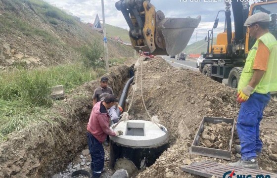 Ар согоотын автобусны буудал орчимд борооны ус зайлуулах шугам угсарч байна
