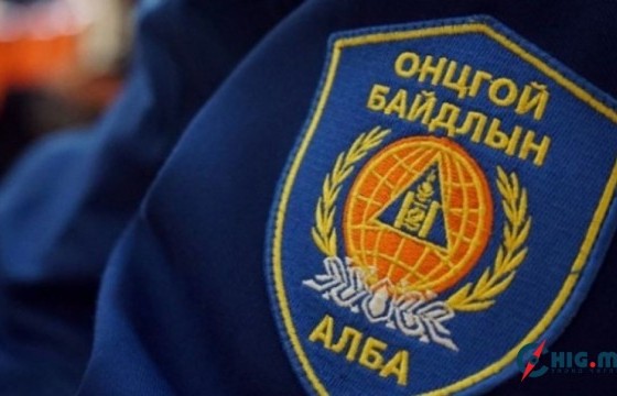 Өндөр настай хоёр иргэн хаалгаа онгойлгох боломжгүй байсныг цонхоор нь орж авран, эмнэлгийн байгууллагад хүргэжээ