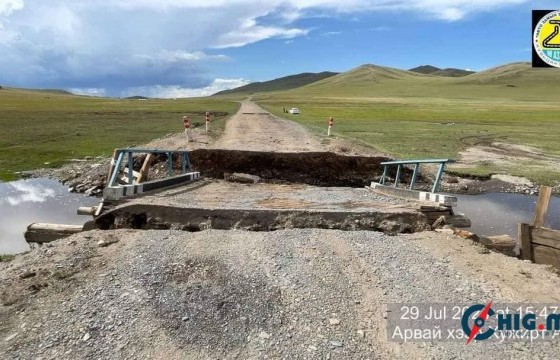 Үeр бууж Хужирт-Арвайхээр чиглэлийн авто замд байрлах модон гүүр нуржээ
