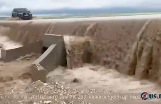 Улаанбаатар-Чойр-Сайншанд чиглэлийн замд зорчих хэсэг сэтэрч, хөвөө, далангийн хажуу угаагдсан эвдрэл гарчээ
