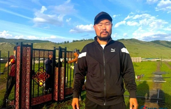 “Түмт” төмөр хашаа үйлдвэрлэгч Б.Төгсбаатар: Бусдаас илүү орой унтаж бусдаас илүү эрт сэрж хөдөлмөрлөж байж л Монголын нөхцөлд сайхан амьдрана даа