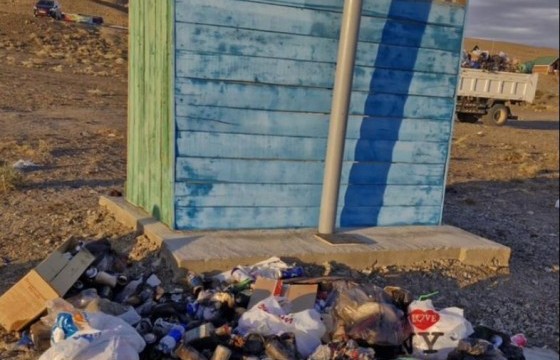 Нийтийн эзэмшлийн талбайд байршуулсан стандарт бус 45 нүхэн жорлонг буулгуулж, 80 орчим тонн хогийг цэвэрлүүлэв