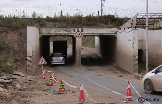 Тахилтын нүхэн гарцад 350 метр урттай ус зайлуулах шугам угсарч байна