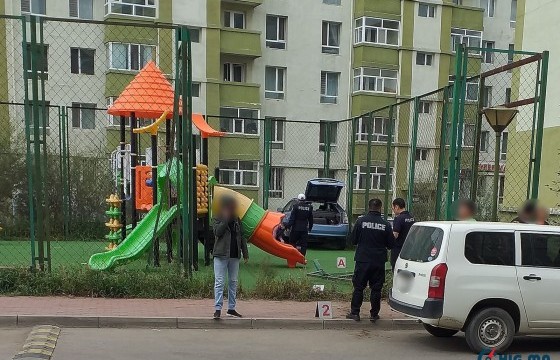 Тоглоомын талбайд тоглож байсан 6-9 насны дөрвөн хүүхдийг автомашинаар мөргөж гэмтээжээ