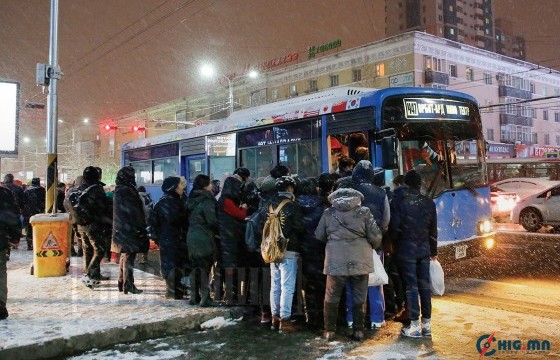 Х.Нямбаатар: Зам таг түгжирчихсэн юм чинь автобусны буудал дээр хүмүүс хүлээдгээрээ л хүлээнэ биз дээ