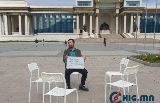 В.Путины айлчлалыг эсэргүүцэж СТӨ-ний гадна тайван жагссан иргэн нь өнөөдөр Сүхбаатарын талбайд суулт ярилцлагыг эхлүүлжээ