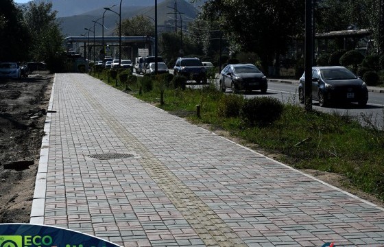 Ажилчны гудамжны авто зам дагуу 1 км урт, 2.5-3 метр өргөнтэй явган хүний зам тавих ажлын явц 95 хувьтай үргэлжилж байна