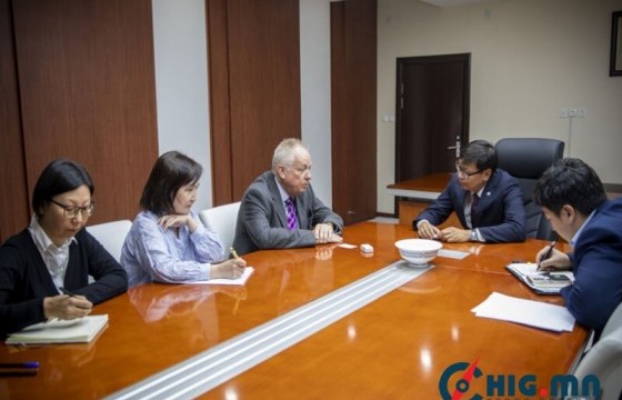 Кембриджийн боловсролын түншлэл байгууллагын зөвлөх профессор Жефф Хейвордыг хүлээн авч уулзлаа