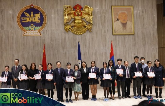 Хятад хэлний төрөлжсөн сургалттай сургуулиудын шилдэг 100 сурагчид тэтгэлэг гардууллаа