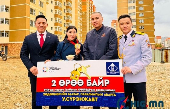 Олимпын аварга У.Сүрэнжавт УИХ-ын гишүүн Г.Очирбат хоёр өрөө байрны түлхүүр гардуулан өглөө