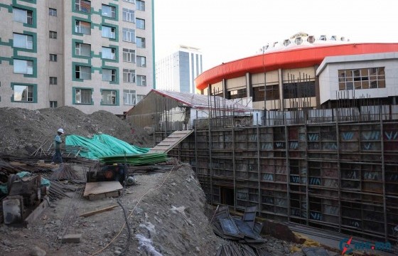 Бөхийн өргөөний шигүү барилгууд дунд 12 давхар орон сууц барьж байгааг зогсоов
