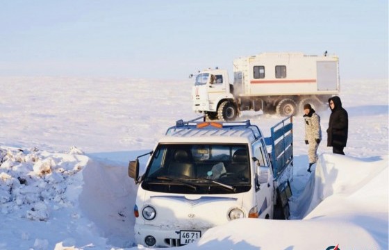 Автомашинтайгаа замаасаа төөрч цасанд суусан хоёр иргэнийг авран хамгаалжээ