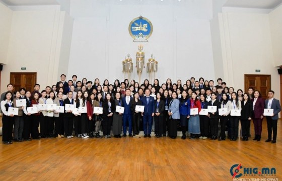 “Бидний эрх, бидний оролцоо” хөтөлбөрийн төгсөгчдөд Хүний эрхийн сургагч багшийн батламжийг гардуулав