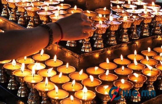 Зургаан хүнээ угаарт алдсан гэр бүлд зориулан ном хурж байна 